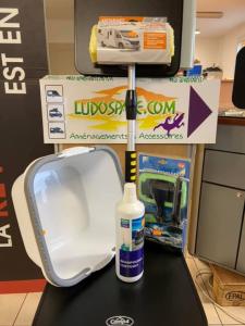 PACK LAVAGE - 1 BALAIS TÉLESCOPIQUE + 1 KIT PARE BRISE + 1 BASSINE + 1 SHAMPOING LUSTRANT