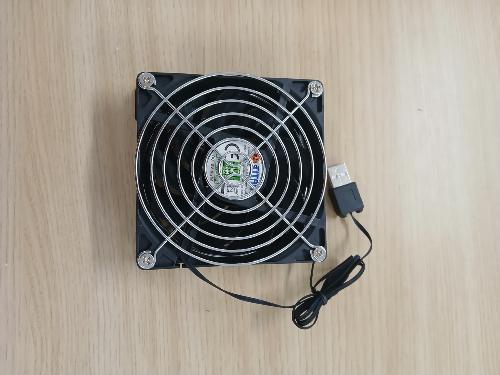 VENTILATEUR AVEC SUPPORT MAGNETIQUE PORTATIF 9CM - TITAN