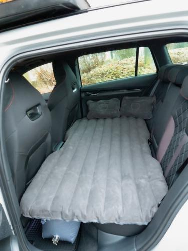 MATELAS GONFLABLE UNIVERSEL POUR LA BANQUETTE ARRIERE 137x84mm