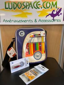 PACK VW COULEUR - SAC À BANDOULIÈRE VW + DÉSODORISANT VW + PORTE-CLÉS VW 