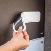 PORTE-MANTEAU HOLD ON AVEC BANDE NANO-GEL, NOIR - GELMAGS®