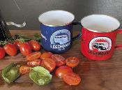 LOT DE 2 TASSES A CAFE EMAILLEES BLEU/ROUGE LEGENDARY - VW COLLECTION